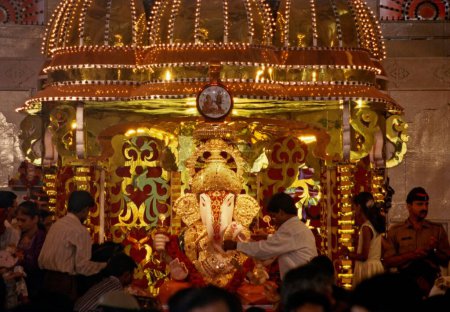 Téléchargez les photos : Festival Ganesh, Dagadoo Seth Halwai, Pune, Maharashtra, Inde - en image libre de droit