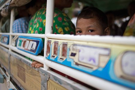 Foto de Niño mirando desde minivan, bagan, myanmar, Birmania - Imagen libre de derechos