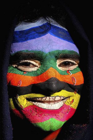 Foto de Rostro pintado del hombre mostrando estado de ánimo triste pero sonriente - Imagen libre de derechos