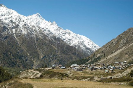 Téléchargez les photos : Chitkul valley & Kinner Kailash snow covered mountain range at Chitkul ; Sangla Valley ; Himachal Pradesh ; India - en image libre de droit