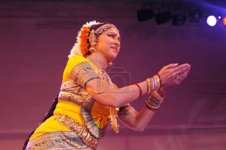 Téléchargez les photos : Hema Malini, actrice et danseuse-chorégraphe de Bollywood, interprète Shiva Panchakshari, une pièce de Bharatnatyam, au festival Mood Indigo de l'Indian Institute of Technology IIT College ; Bombay Mumbai, Maharashtra, Inde - en image libre de droit