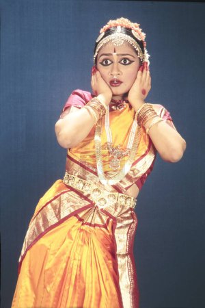 Téléchargez les photos : Femme danseuse Bharatanatyam posant en studio, Inde, Asie - en image libre de droit