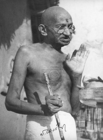 Téléchargez les photos : Mahatma Gandhi à l'ashram de Sevagram, janvier 1942 - en image libre de droit
