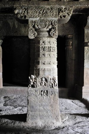 Téléchargez les photos : Pilier décoratif dans les grottes ellora aurangabad maharashtra Inde Asie - en image libre de droit