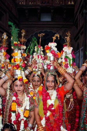 Foto de Mujeres marwari Rajasthani en vestido tradicional y adornos con plata Lotiyan en sus cabezas, Jodhpur, Rajasthan, India - Imagen libre de derechos