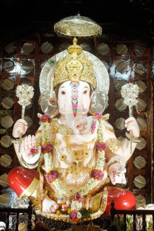 Foto de Ídolo ricamente decorado del Señor Ganesh mantenido en el marco decorado alegremente elefante cabeza dios; Ganapati año del festival 2008 en Pune; Maharashtra; India - Imagen libre de derechos
