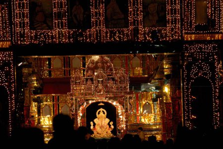 Téléchargez les photos : Festival Ganesh Ganpati ; Lord Ganesh idole de Shrimant Dagduseth Halwai ; illumination nocturne à Pune ; Maharashtra ; Inde - en image libre de droit