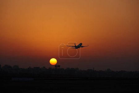 Flugzeug hebt am Flughafen von Mumbai in den Sonnenuntergang ab 