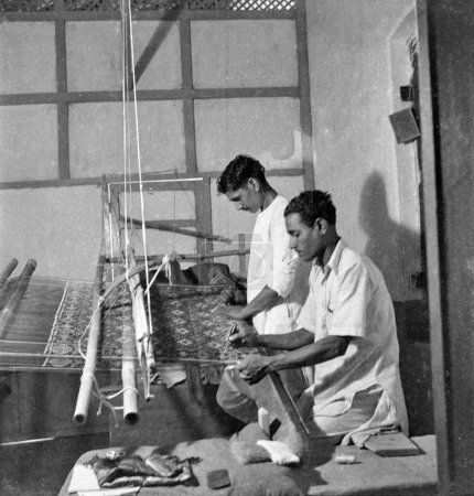 Foto de Imagen antigua vintage en blanco y negro de 1900 de la India máquina de tejer telar manual de madera de la India 1940 - Imagen libre de derechos