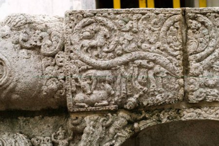 Foto de Tallas en la pared del parapeto detrás del templo Vimana en Sundaravarada Templo Perumal construido en Pallava período ocho siglo en Uttiramerur; Tamil Nadu; India - Imagen libre de derechos