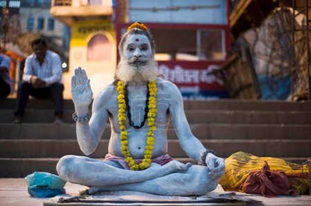 Téléchargez les photos : Sadhu méditer assis dashashwamedh ghat varanasi uttar pradesh - en image libre de droit