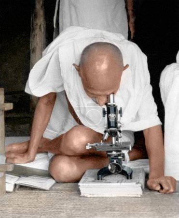 Foto de Mahatma gandhi observando gérmenes de lepra, ashram sevagrama, maharashtra, india, asia, 1940 - Imagen libre de derechos