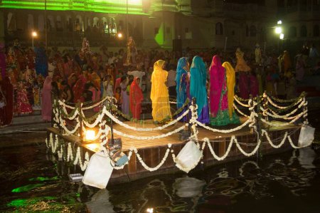 Téléchargez les photos : Danse folklorique Rajasthani au festival Tej, Udaipur, Rajasthan, Inde - en image libre de droit