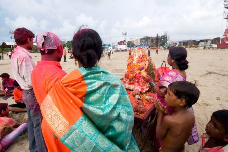 Téléchargez les photos : Cérémonie d'immersion du seigneur ganesh éléphant dirigé dieu à la plage de Mahim, festival Ganesh Ganpati, Bombay maintenant Mumbai, Maharashtra, Inde - en image libre de droit