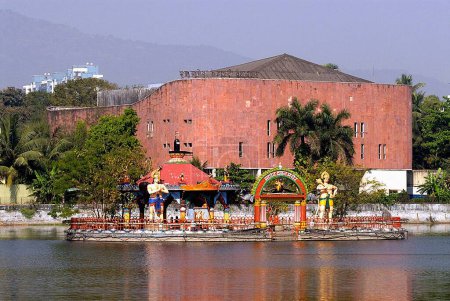 Téléchargez les photos : Ram Ganesh Gadkari Théâtre dramatique Rangayatan Marathi avec réflexion dans l'eau du lac Masunda ou Talao Pali ; Thane ; Maharashtra ; Inde - en image libre de droit
