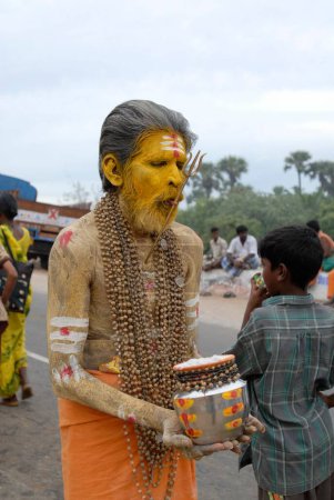 Téléchargez les photos : Les pèlerins après s'être baignés dans la rivière Tamiravarani vivent l'état de sentiment d'union complète avec le Seigneur, festival Vaikasi Visakam, Tiruchendur, Tamil Nadu, Inde - en image libre de droit