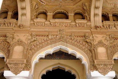Nahaufnahme der prachtvollen Stuckarbeiten an Bögen und Balkonen des Thirumalai Nayak (Naick) -Palastes, der 1636 im indo-sarazenischen Stil in Madurai erbaut wurde; Tamil Nadu; Indien