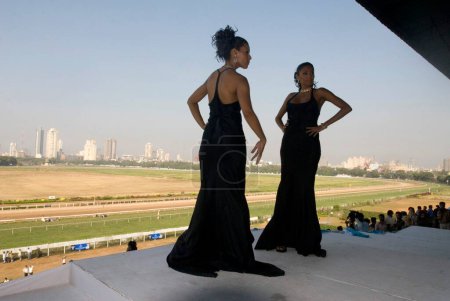Foto de Dos modelos en el desfile de moda en la carrera de caballos Poonawalla en el hipódromo de Mahalaxmi; Bombay Mumbai, Maharashtra, India - Imagen libre de derechos