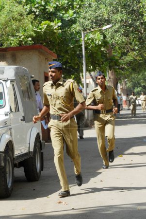 Foto de Policías de Mumbai están corriendo para asistir al campamento de meditación, Bombay ahora Mumbai, Maharashtra, India - Imagen libre de derechos