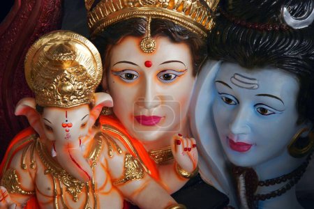 Téléchargez les photos : L'idole du Seigneur Ganesh ; l'éléphant dirigé Dieu ; avec les idoles du Seigneur Ganeshs père et mère ; Seigneur Shankar et Parvati ; Festival Ganesh ganpati ; Pune ; Maharashtra ; Inde - en image libre de droit