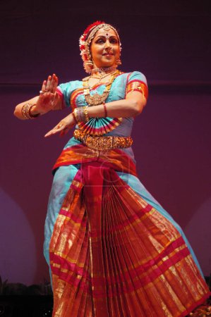 Foto de La actriz de Bollywood y bailarina-coreógrafa Hema Malini interpreta una pieza de Bharatnatyam llamada Shiva Panchakshari en el festival universitario del Instituto Indio de Tecnología IIT Mood Indigo; Bombay Mumbai, Maharashtra, India - Imagen libre de derechos