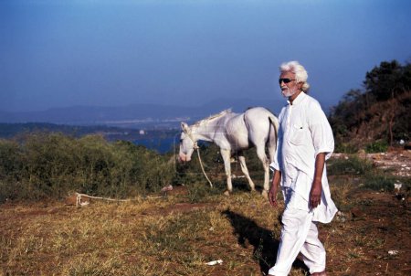 Foto de M F Husain paseando descalzo en el conjunto de la película autobiográfica pandharpur ka ladka India Asia - Imagen libre de derechos