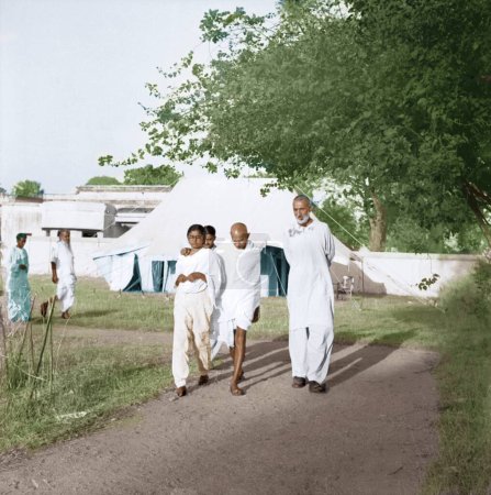 Téléchargez les photos : Mahatma Gandhi avec Manu Gandhi, Khan Abdul Ghaffar Khan, Bihar, Inde, Asie, 21 mars 1947 - en image libre de droit