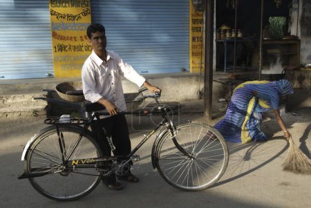Foto de Hombre de pie cerca de la bicicleta, Dilwara, Rajastán, India - Imagen libre de derechos