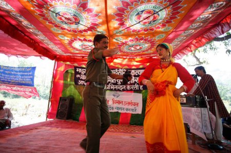 Foto de Gente bailando en feria en el escenario, Chundai Village, Uttaranchal, India - Imagen libre de derechos