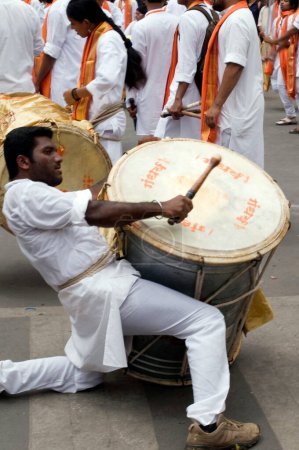 Foto de Hombre tocando el instrumento musical Dhol in Ganesh festival in pune en Maharashtra India Asia - Imagen libre de derechos