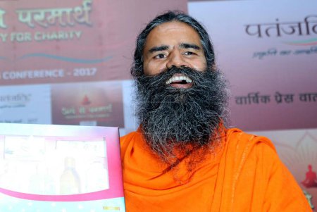 Téléchargez les photos : Baba Ramdev, gourou indien du yoga, homme d'affaires, ambassadeur de la marque, Patanjali Ayurved, conférence de presse, New Delhi, Inde, 4 mai 2017 - en image libre de droit