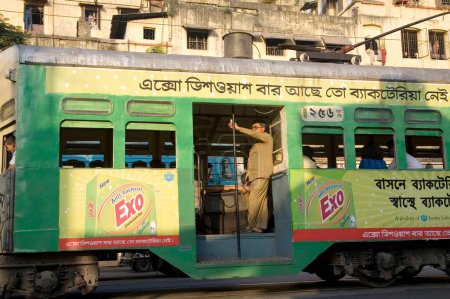 Téléchargez les photos : Tram dans l'ancienne façon de service de navette, Calcutta maintenant Kolkata, Bengale occidental, Inde - en image libre de droit