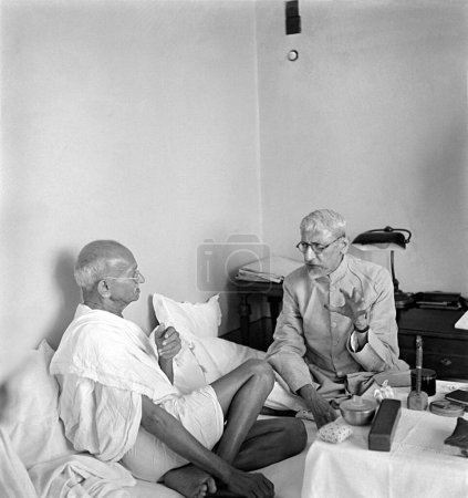 Foto de Mahatma Gandhi discutiendo las propuestas del virrey británico con su compañero de trabajo Abul Kalam Maulana Azad en Mumbai, Maharashtra, India, junio 1945 - Imagen libre de derechos