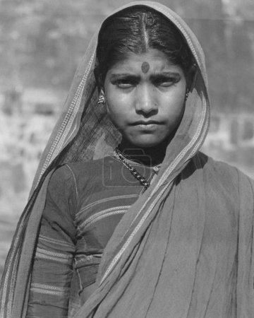 Foto de Viejo vintage al aire libre retrato blanco y negro principios de 1900 plata gelatina tonificada impresión india mujer India - Imagen libre de derechos