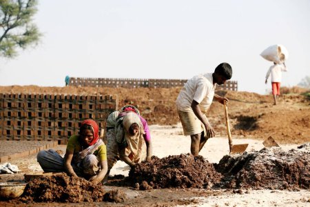 Téléchargez les photos : Travailleurs, y compris les femmes à l'usine de briques dans un village de Sangli ; Maharashtra ; Inde - en image libre de droit