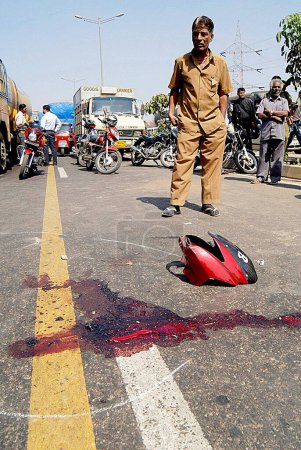 Téléchargez les photos : Homme à la recherche de sang et une partie cassée de deux roues accident sur l'autoroute express à Bombay Mumbai ; Maharashtra ; Inde - en image libre de droit
