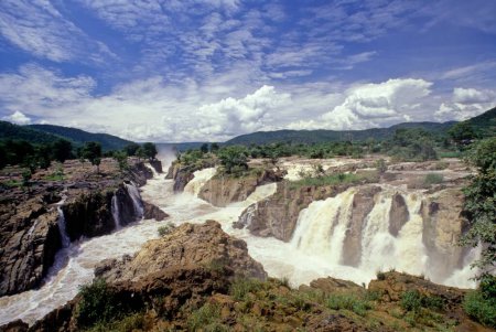 Téléchargez les photos : Chutes hogenakkal ; tamil nadu (rivière cauvery ou et Kaveri kavery) - en image libre de droit