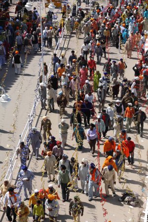 Téléchargez les photos : Vue aérienne des dévots en route vers Gurudwara d'Anandpur Sahib pendant le festival Hola Mohalla dans le district de Rupnagar, Punjab, Inde - en image libre de droit