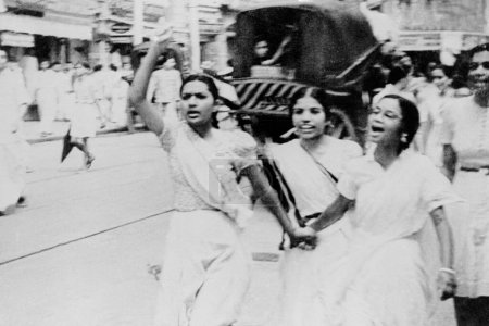 Téléchargez les photos : Trois femmes protestant 1946 quittent le mouvement indien - en image libre de droit