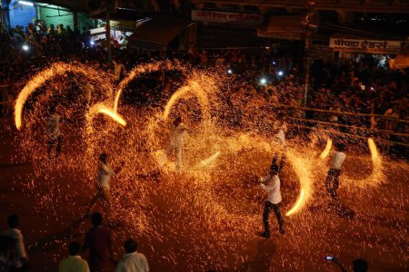 Foto de Muchachos realizando espectáculo de fuego Festival de Dassera Jodhpur Rajasthan India Asia - Imagen libre de derechos