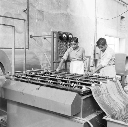 Foto de Trabajadores en la línea de montaje, fábrica de teléfonos, fabricación de instrumentos telefónicos en Bangalore, Karnataka, India, año 1950 - Imagen libre de derechos