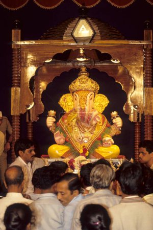 Foto de Ídolo de Dagdusheth halwai Ganesh ganpati Festival, pune, Maharashtra, India - Imagen libre de derechos