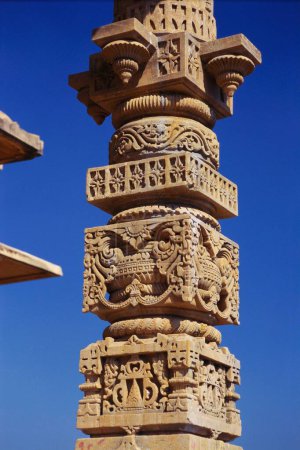 Téléchargez les photos : Pilier finement ciselé et sculpté dans le temple Jain à Nalanda, Bihar, Inde - en image libre de droit