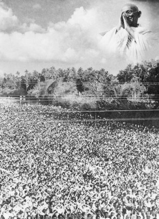Foto de Collage, Mahatma Gandhi saludando a las multitudes del cielo que lo saludan, Madras, 1946. India - Imagen libre de derechos
