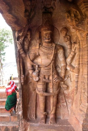 Ocho bajorrelieve armado de Vishnu en la cueva tres; templo de la cueva 6to siglo 578 ANUNCIO; Badami; Karnataka; India