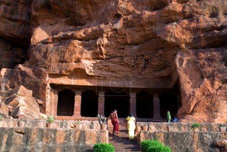 Téléchargez les photos : Grotte un dans le temple de la grotte ; fin du 6ème siècle ; est dédié au Seigneur Siva ; Badami ; Karnataka ; Inde - en image libre de droit