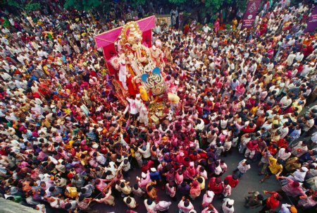Foto de Multitud en Ganesh ganpati Festival Elefante cabeza Señor inmersión visarjan, lalbaug, bombay mumbai, maharashtra, India - Imagen libre de derechos
