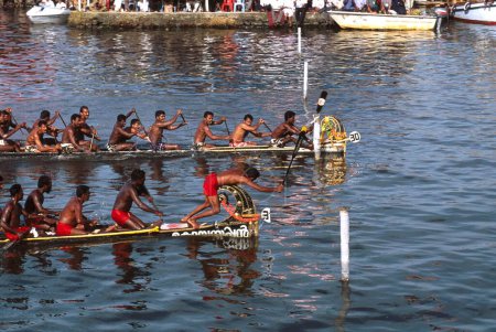 Téléchargez les photos : Nehru Boat Race Festivals, Snake Boat Race, jalostavam for Haripad Subramanya Temple, alappuzha Alleppey, Kerala, Inde 11 août 2001 - en image libre de droit