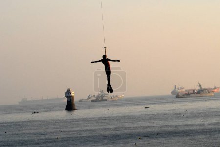 Téléchargez les photos : Démonstration d'opérations de sauvetage par la marine indienne à l'entrée de l'Inde à Bombay Mumbai ; Maharashtra ; Inde - en image libre de droit