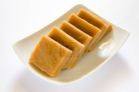Nourriture indienne ; singhada sucrée shenghada ka halwa burfi eau caltrop farine forme carrée pudding bonbon trapa bispinosa